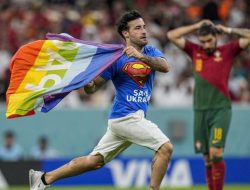 Penyusup Pendukung LGBT Dibebaskan Presiden FIFA