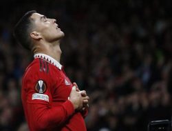 Poster Raksasa Ronaldo di Old Trafford Dicopot, Ada Apa?