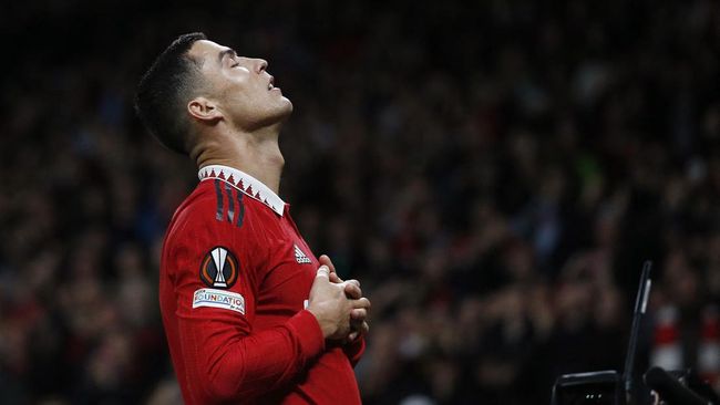 Cristiano Ronaldo dikenal sebagai salah satu pemain terbaik dunia dalam dua dekade terakhir, namun kini lebih banyak disorot karena kontroversi di MU.