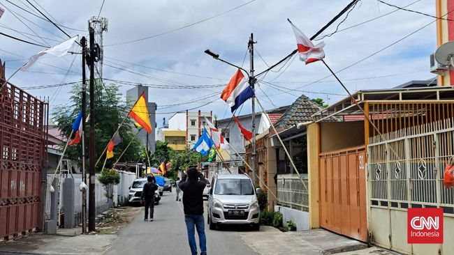Bendera tim-tim yang berlaga di Piala Dunia 2022 mulai terpasang di depan rumah-rumah warga di Makassar.