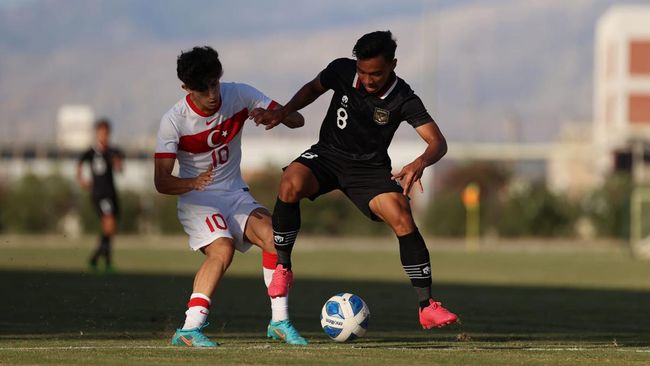 Lemparan jarak jauh Robi Darwis yang menghasilkan gol kedua untuk Timnas Indonesia U-20 melawan Moldova U-20 jadi topik perbincangan netizen.