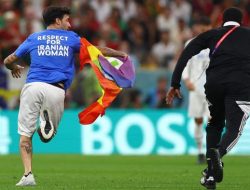 Penyusup yang Bawa Bendera LGBT Ternyata Pemain Bola