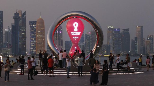 Panitia penyelenggara Piala Dunia Qatar 2022 diklaim menyewa suporter palsu yang diduga bukan dari negara asal dalam sebuah parade.
