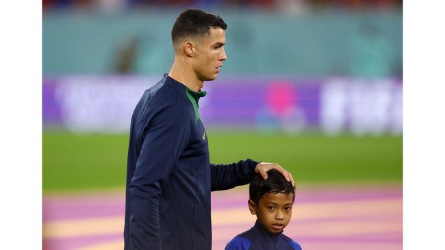 Anak Indonesia, Ulul Albab El Ibrahim menjadi pendamping Cristiano Ronaldo dalam pertandingan Portugal vs Ghana di Piala Dunia 2022.