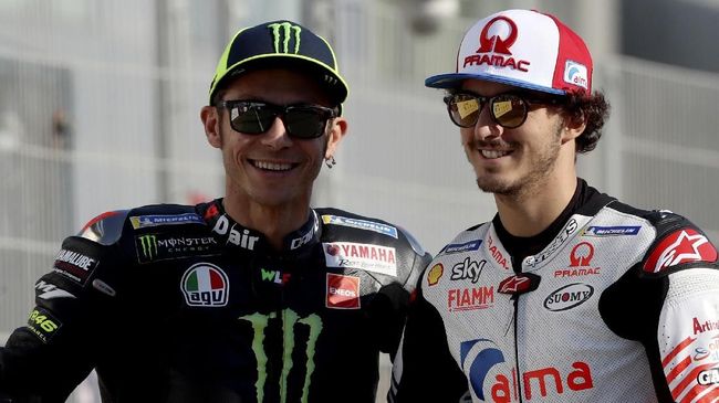 Francesco Bagnaia mengaku akan dibantu Valentino Rossi untuk mengalahkan Fabio Quartararo dalam perburuan gelar juara MotoGP 2022 pada MotoGP Valencia 2022.