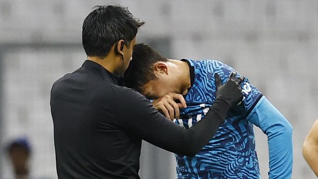 Penyerang Tottenham Hotspur Son Heung Min dipastikan harus menjalani operasi untuk mengobati patah tulang di mata kiri dan terancam absen di Piala Dunia 2022.