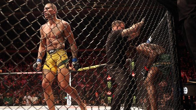 Israel Adesanya menyalahkan wasit Marc Goddard usai kalah TKO ronde kelima dari Alex Pereira dalam kehilangan gelar juara dunia kelas menengah di UFC 281.