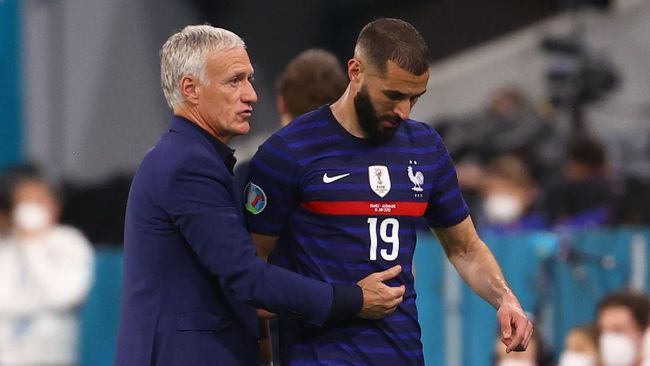Agen Karim Benzema Karim Djaziri mempertanyakan keputusan pelatih Timnas Prancis Didier Deschamps yang cepat-cepat memulangkan kliennya.