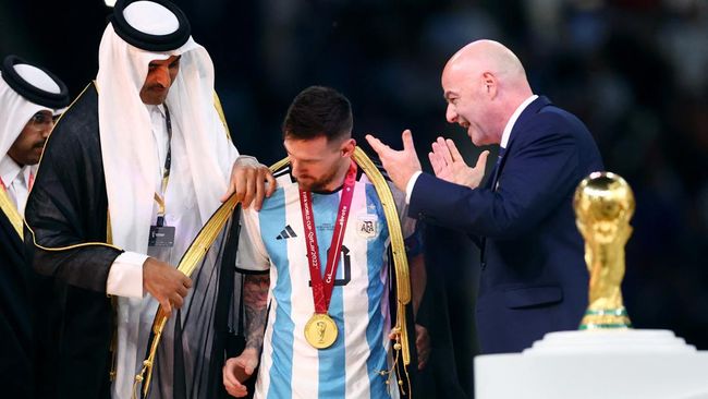 Lionel Messi mendapatkan penawaran tertinggi sejauh ini mencapai US$1 juta atau setara dengan Rp15,5 miliar untuk jubah bisht saat juara Piala Dunia 2022.