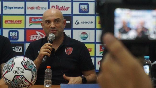 Pelatih PSM Makassar Bernardo Tavares mengecam wasit Marjukih setelah rekor tak terkalahkan di Liga 1 2022/2023 putus setelah kalah 0-1 dari Madura United.