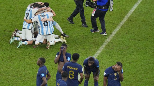 Menanggapi petisi mengulang laga Argentina vs Prancis, fan Albiceleste pun mengusung permohonan agar fan Les Bleus stop menangis.