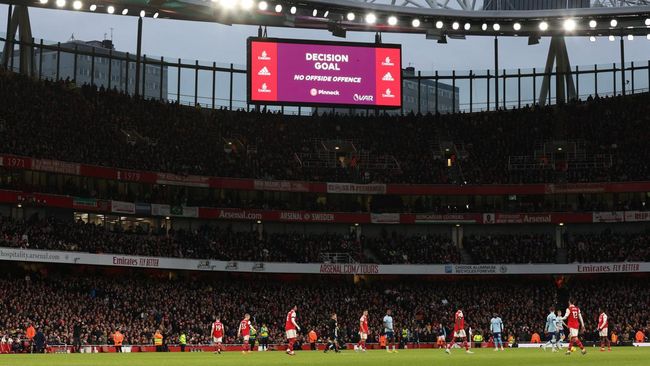 Arsenal rugi besar karena gagal menang lawan Brentford di Liga Inggris akibat kesalahan fatal wasit yang bertugas memantau Video Assistant Referee (VAR).