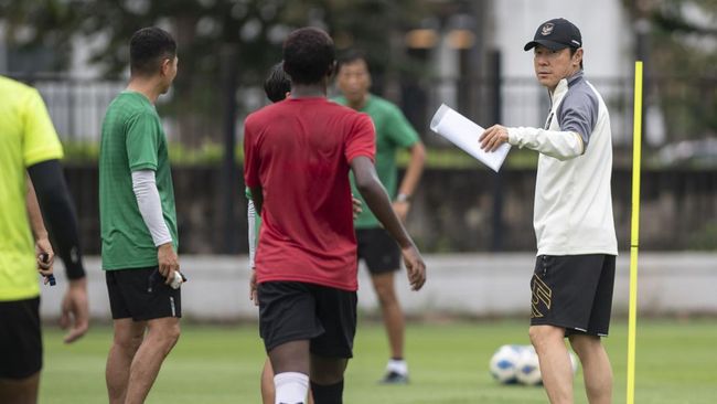 Shin Tae Yong tampak gemas saat mengajarkan teknik passing kepada para pemain Timnas Indonesia U-20.
