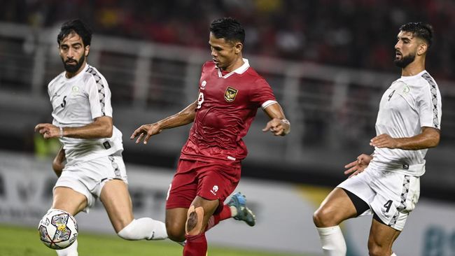 Penyerang Timnas Indonesia Dimas Drajad mengungkapkan cara main terbaik Tim Garuda melawan Argentina di Stadion GBK, Senin (19/6) malam.