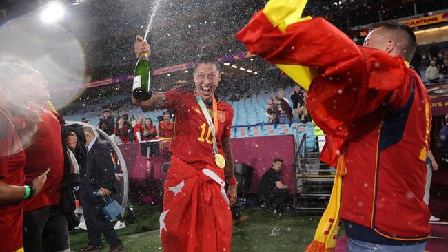 Tingkah Ketua Umum Federasi Sepak Bola Spanyol (RFEF) Luis Rubiales yang mencium bibir pemain timnas putri Spanyol.