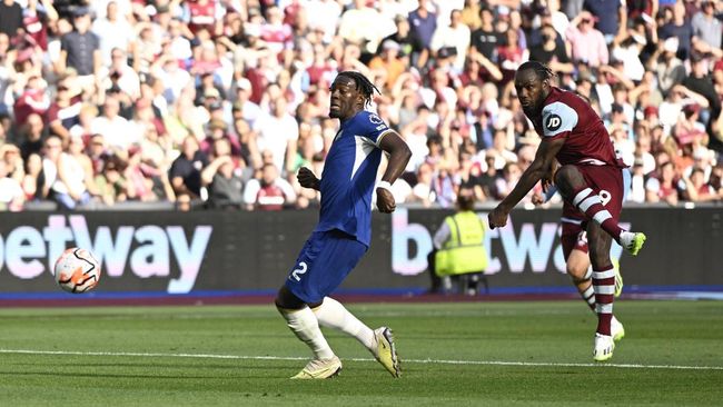 Chelsea menelan kekalahan telak 1-3 dari West Ham United pada pekan kedua Liga Inggris di Stadion London, Minggu (20/8).