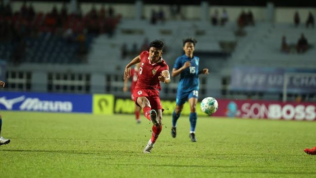 Pesan lewat secarik kertas dari pelatih Thailand Issara Sritaro saat kalah 1-3 dari Indonesia di semifinal Piala AFF U-23 viral menjadi meme di media sosial.