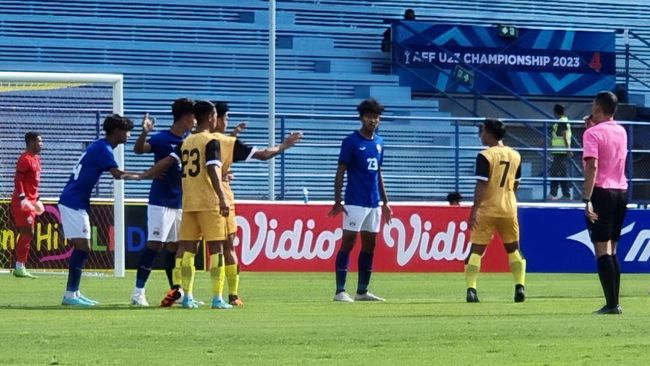 Kiper Brunei Muhammad Jefri Syafiq cetak gol bunuh diri lucu saat timnya dibantai Kamboja U-23 0-5 di Piala AFF U-23 2023, Kamis (17/8) sore.