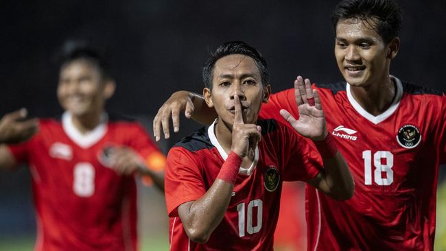 Shin Tae Yong mengaku ingin melakukan uji coba skema pemain saat tampil di Piala AFF U-23 2023. Berikut prediksi susunan pemain Indonesia vs Malaysia.