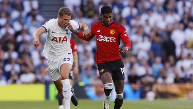 Striker Manchester United Marcus Rashford jadi sasaran kekecewaan Roy Keane usai Setan Merah kalah 0-2 dari Tottenham Hotspur, Sabtu (19/8).
