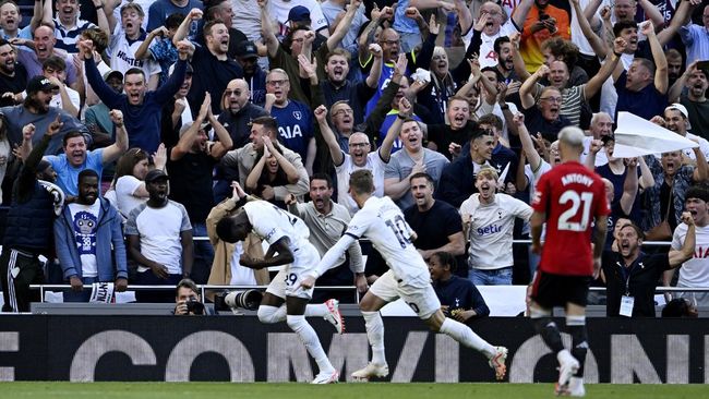 Tottenham Hotspur sukses menaklukkan Manchester United 2-0 pada pekan kedua Liga Inggris yang berlangsung di London, Sabtu (19/8) waktu setempat.