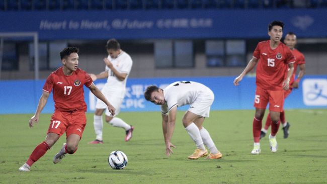 Timnas Indonesia U-24 menunjukkan permainan yang berbeda di babak pertama dan kedua dalam laga lawan Kirgistan di Asian Games 2022 (2023), Selasa (19/9).