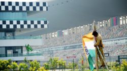 Paddock Sirkuit International Buddh difogging oleh sejumlah petugas jelang berlangsungnya MotoGP India 2023, Kamis (21/9).