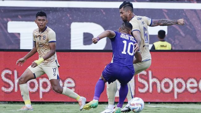 Sepuluh pemain Arema FC menelan kekalahan 0-1 dari Persik Kediri pada lanjutan Liga 1 di Stadion I Wayan Dipta, Bali, Senin (27/11).