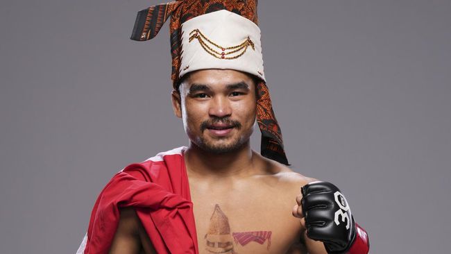 Jeka Saragih memberikan alasan memakai penutup kepala Gotong Simalungun usai menang KO atas Lucas Alexander dalam debut di UFC di UFC Vegas 82, Minggu (19/11).