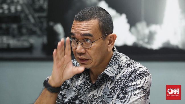 Pendiri klub Sada Sumut Arya Sinulingga menegaskan Presiden Persiraja Banda Aceh Nazaruddin Dek Gam tidak mematuhi sanksi skorsing dari PSSI.