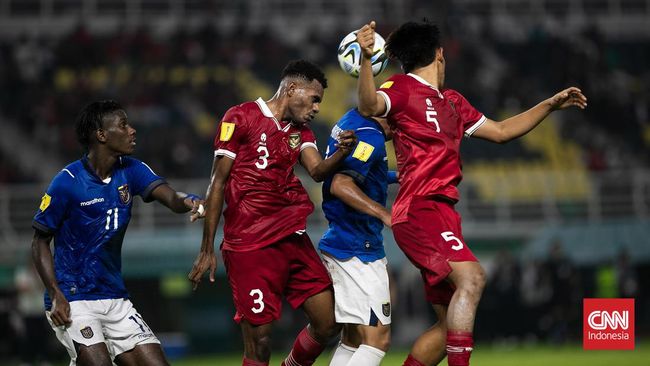 Pelatih Timnas Indonesia U-17 Bima Sakti membeberkan alasan mengapa fisik pemain kedodoran dalam laga pertama Piala Dunia U-17 2023.