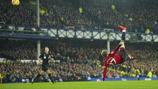 Manchester United unggul 1-0 atas Everton di babak pertama berkat gol salto spektakuler Alejandro Garnacho pada pekan ke-13 Liga Inggris.