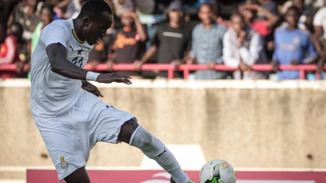 Pemain Ghana, Raphael Dwamena meninggal dunia setelah sempat kolaps di lapangan dalam laga Liga Albania.