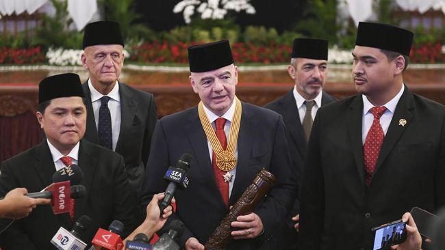 Presiden FIFA Gianni Infantino menyinggung Tragedi Kanjuruhan seusai mendapat tanda kehormatan Bintang Jasa Pratama dari Presiden Jokowi.