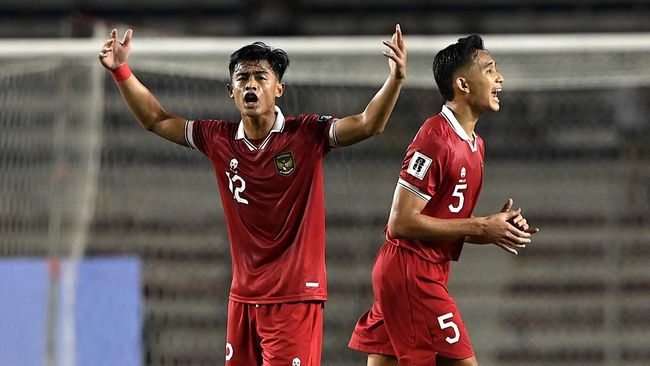 Menpora Dito Ariotedjo memberikan reaksi usai melihat Timnas Indonesia ditahan Filipina 1-1 di Kualifikasi Piala Dunia 2026, Selasa (21/11).