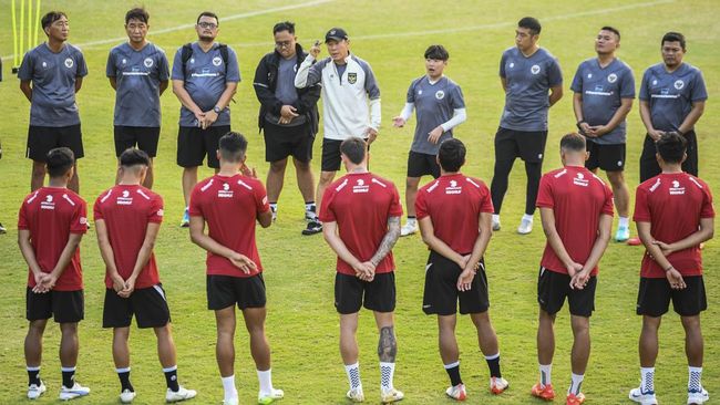 Timnas Indonesia menggelar latihan perdana di Basra, Irak pada Minggu (12/11) dengan dipimpin langsung Shin Tae Yong (STY). Namun pemain belum komplet.
