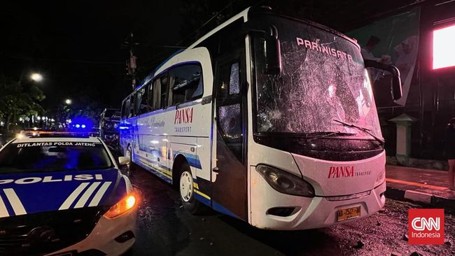 Lima bus yang mengangkut rombongan suporter PSS Sleman dirusak oknum suporter PSIS Semarang buntut kericuhan di Stadion Jatidiri, Minggu (3/12).