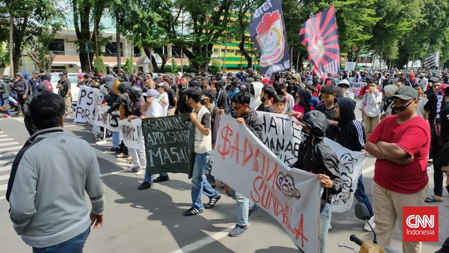 Ratusan suporter PSM Makassar melakukan aksi unjuk rasa menuntut Sadikin Aksa untuk mundur dari jabatannya buntut gaji pemain ditunggak.