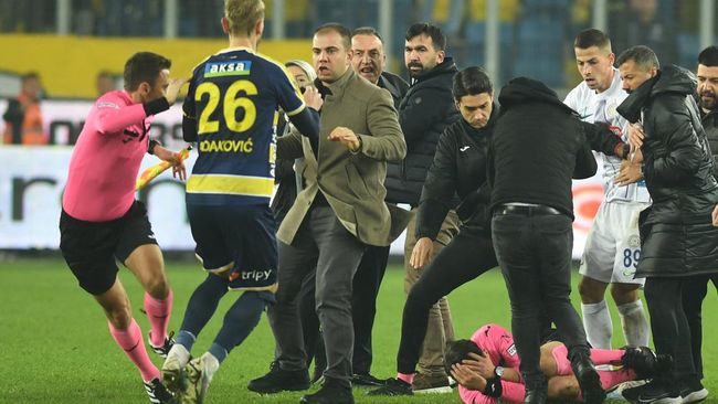Kepala Komite Wasit FIFA Pierluigi Collina mengecam kekerasan terhadap wasit Halil Umut Meler di Liga Turki dan menganggapnya sebagai kanker dalam sepak bola.