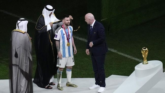 Satu paket jersey timnas Argentina yang dikenakan Lionel Messi di Piala Dunia 2022 dilelang dan mendapat tawaran