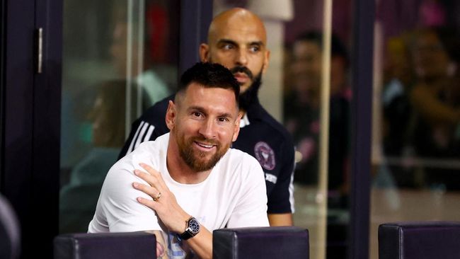 Lionel Messi tertangkap kamera masuk ke sebuah toko tanpa pengawal hingga dikerumuni beberapa penggemar yang memintanya berswafoto.