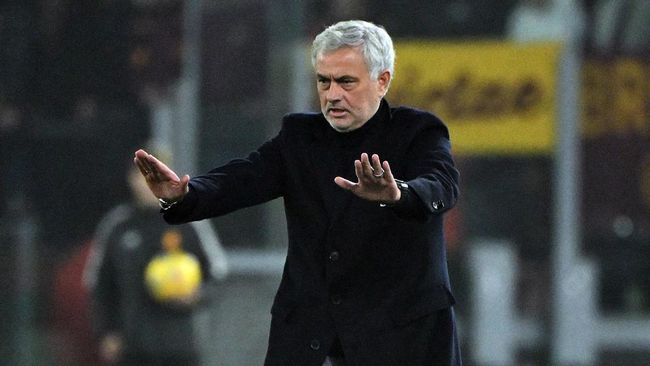 Pelatih AS Roma Jose Mourinho mengacaukan sesi konferensi pers semifinal Piala Super Mesir setelah menelepon mantan asistennya Ricardo Formosinho.