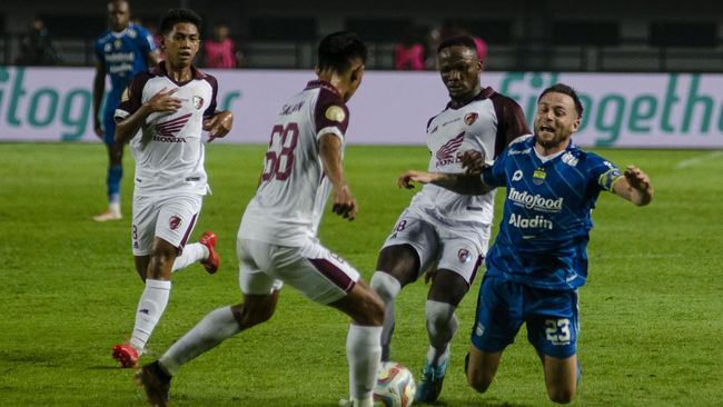 Pelatih PSM Makassar Bernardo Tavares menyoroti kepemimpinan wasit Gedion Dapaherang yang memberikan kartu kuning kepada enam pemainnya saat melawan Persib.