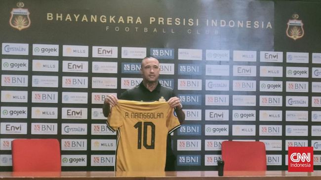 Radja Nainggolan resmi diperkenalkan Bhayangkara FC sebagai pemain anyar di Stadion Utama Gelora Bung Karno, Senin (4/12).