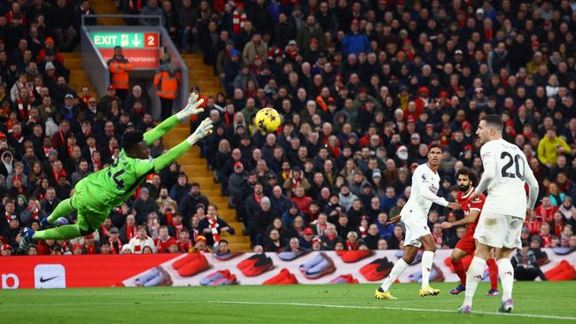 Penjaga gawang Manchester United Andre Onana jadi sorotan setelah tampil fantastis saat melawan Liverpool pada bigmatch Liga Inggris, Minggu (17/12).