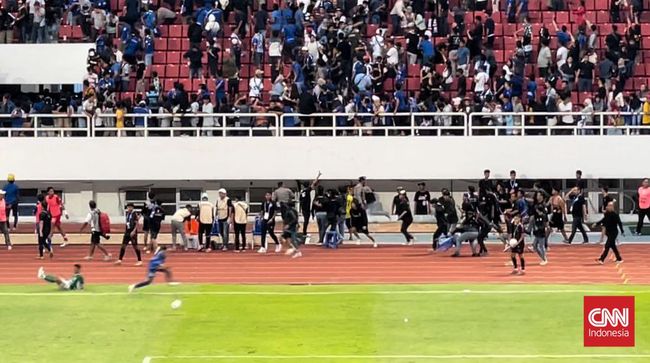 Kericuhan antarsuporter mewarnai pertandingan Liga 1 antara PSIS Semarang vs PSS Sleman di Stadion Jatidiri, Semarang, Minggu(3/12).