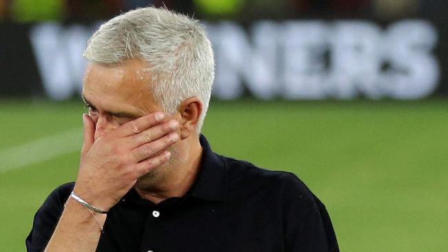 Video Jose Mourinho menangis di mobil saat meninggalkan maskas AS Roma usai resmi dipecat dari klub tersebut viral di media sosial, Selasa (16/1).
