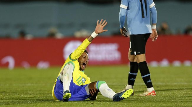 Bintang sepak bola Brasil, Neymar mengungkapkan kemarahannya setelah banyak netizen menyebutnya gendut.