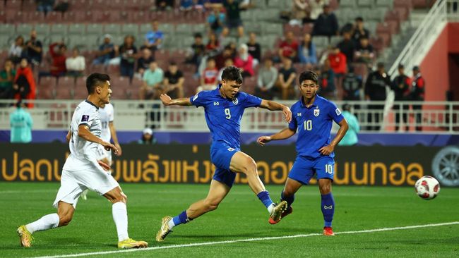 Thailand menang atas Kirgistan pada pertandingan pertama Grup F Piala Asia 2023 di Stadion Abdullah bin Khalifa, Doha, Selasa (16/1).