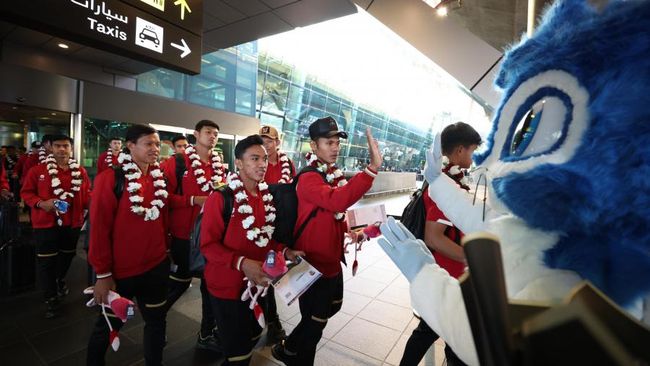 Timnas Indonesia mendapat sambutan meriah dari suporter setelah tiba di Qatar pada Minggu (7/1) pagi waktu setempat.